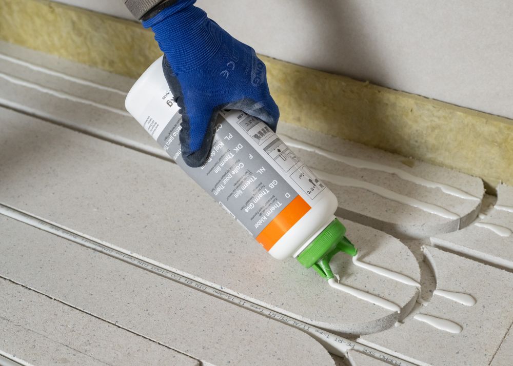 Nové lepidlo fermacell™ Therm zajišťuje rychlejší, jednodušší a bezchybnější pokládku a šetří pení